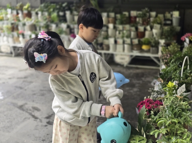 화분에 물을 주었어요! 잘자라거라~